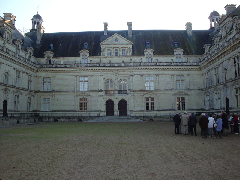 chateau_de_serrant_cour.jpg